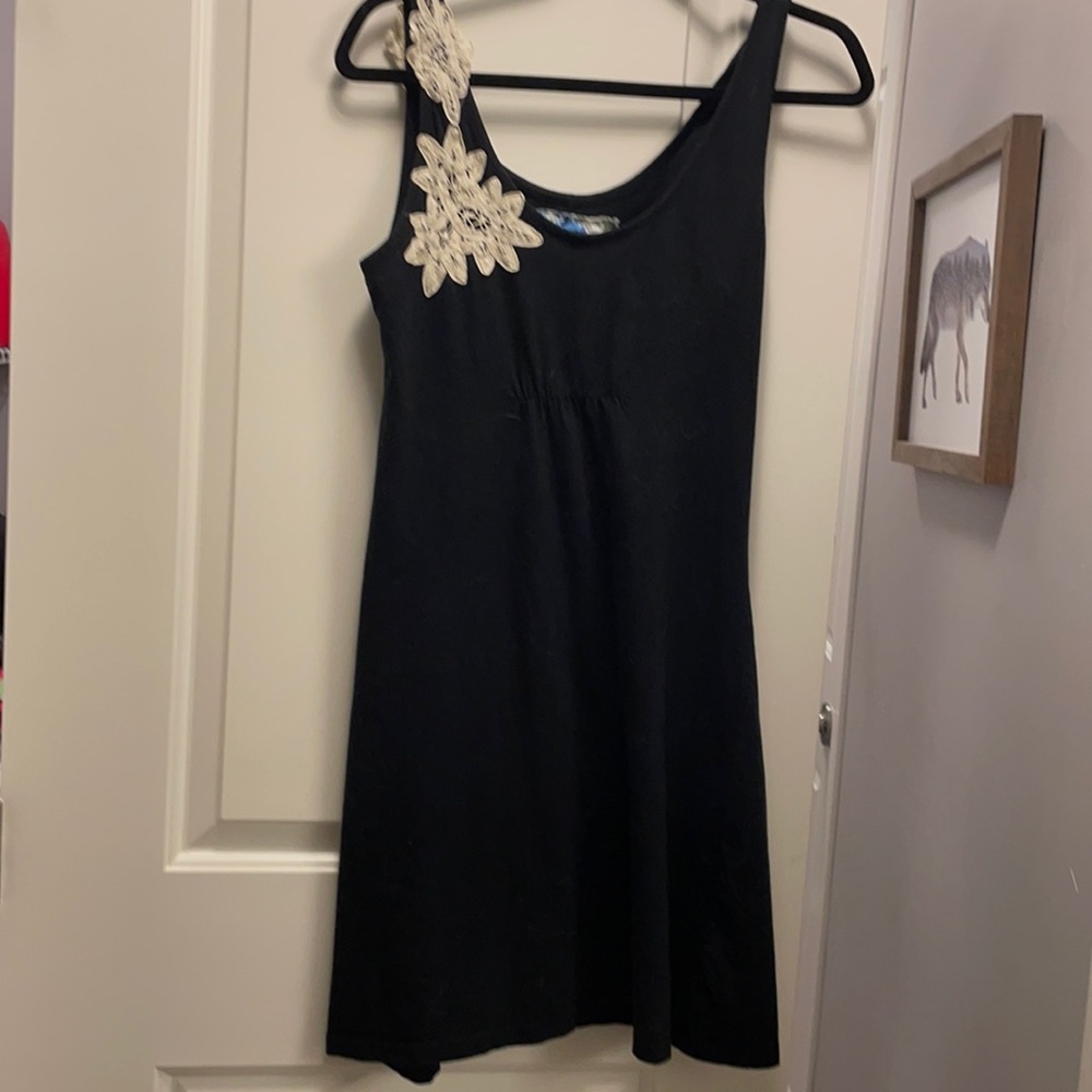 Fun little black dress.